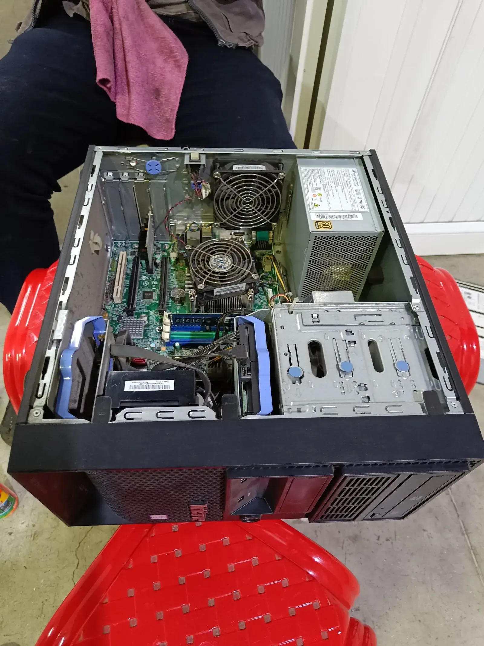 Computador de escritorio Lenovo ThinkCentre abierto durante el mantenimiento, con la tarjeta madre, las memorias, el disipador y la fuente a la vista