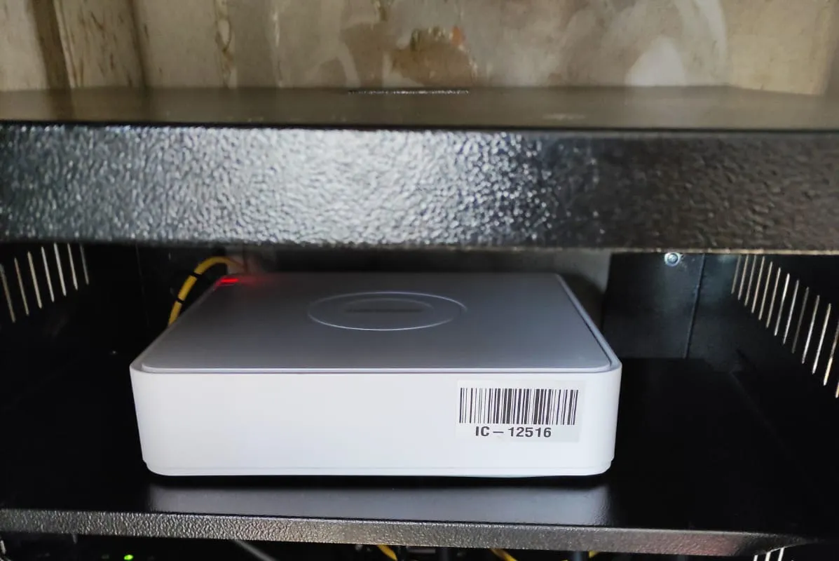 Grabador de video en red (NVR) instalado en un gabinete metálico, con etiqueta de inventario, como parte de un sistema de videovigilancia