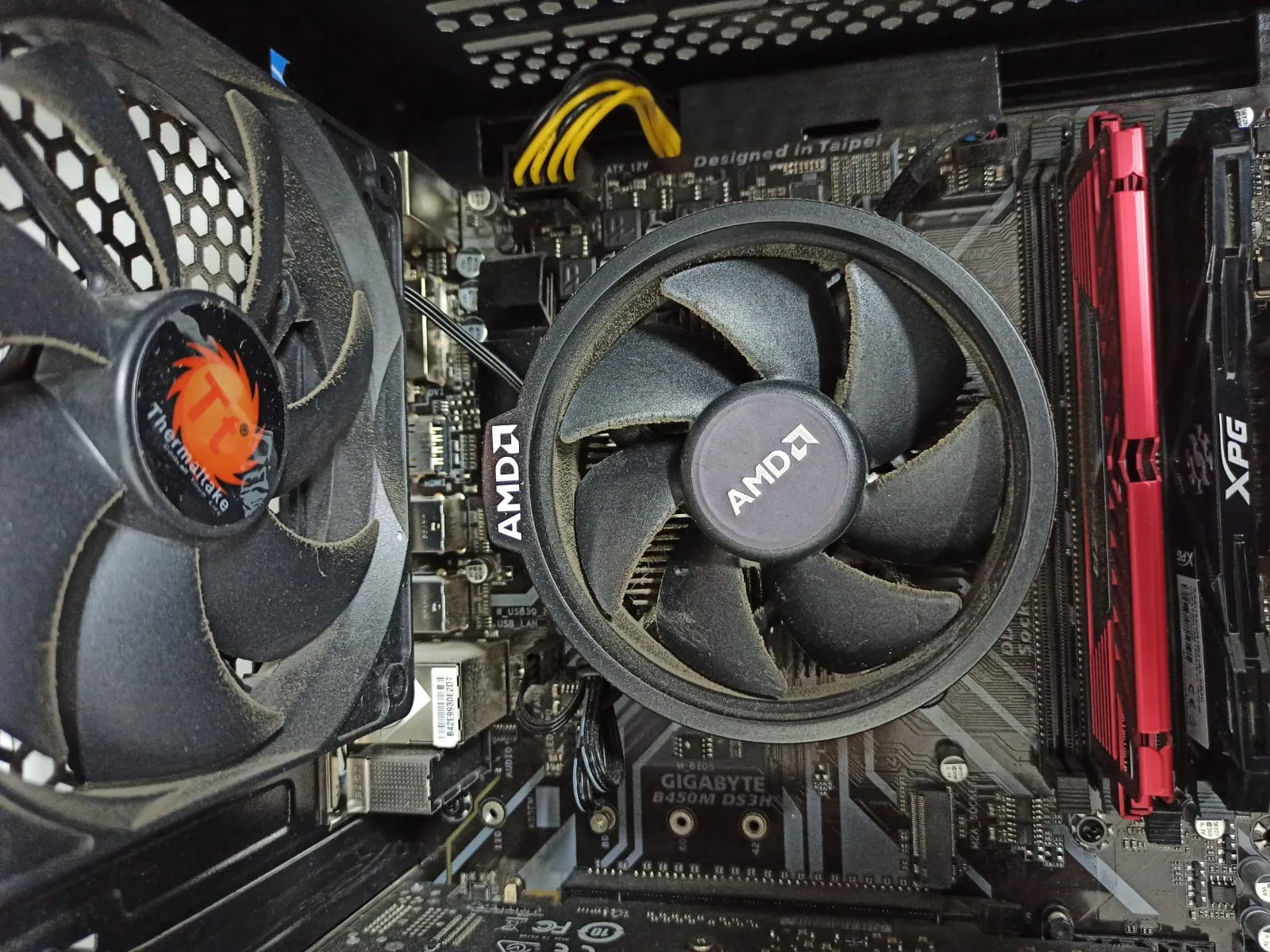 Vista cercana del interior de un computador de escritorio abierto, con la tarjeta madre, el disipador del procesador y las memorias RAM a la vista
